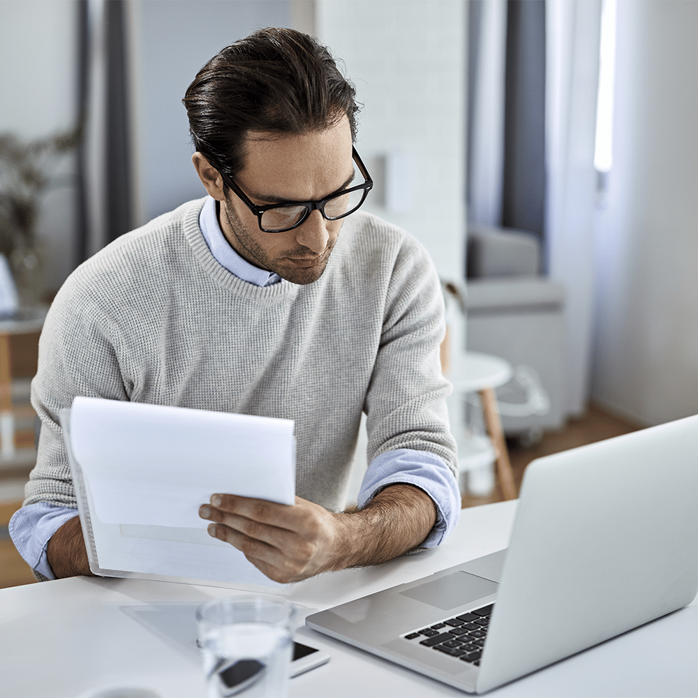 Equipe administrativa realizando controle e diligenciamento de compras industriais com análise de contratos e documentos.